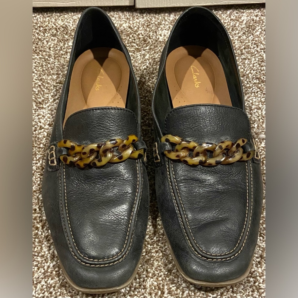 Clarks Sarafyna Iris Leather Loafers w/ Chain Detail EUC US Size 9